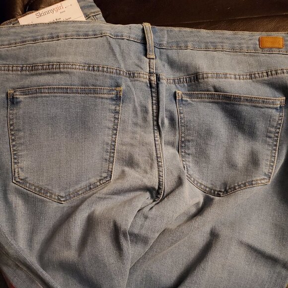 Skinnygirl  High Rise Button Front Cropped Jeans Wide Leg - Picture 9 of 9